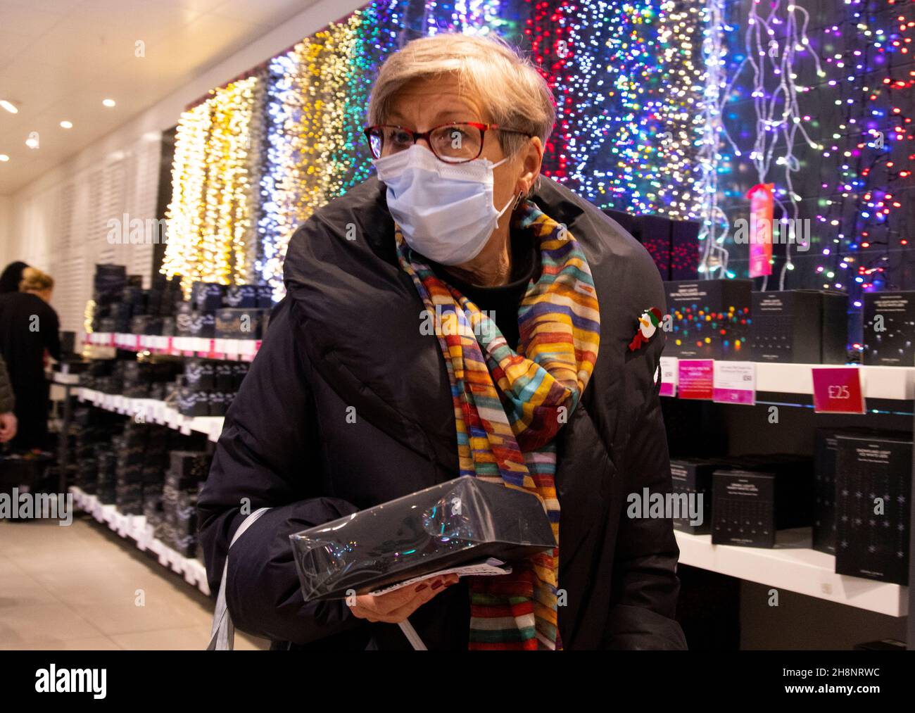 London, UK. 1st Dec, 2021. People wearing masks while out shopping. Face coverings are now mandatory on public transport and in shops as a result of a new strain of the virus, known as the Omnicron variant. Credit: Tommy London/Alamy Live News Stock Photo