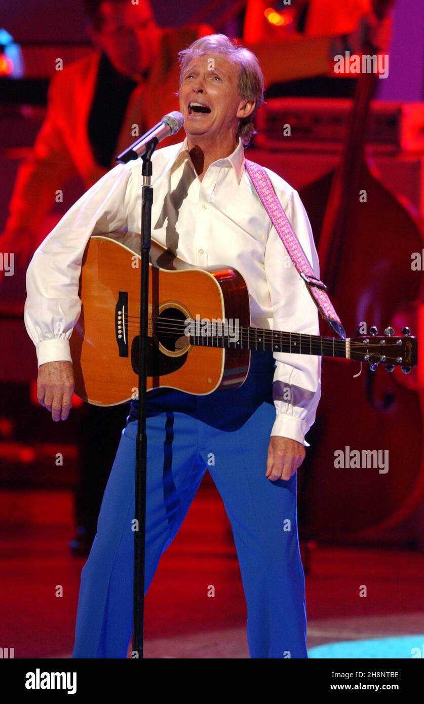 File photo dated 14/12/04 of Tommy Steele singing at the Royal Variety Performance. Sir Tommy - whose real name is Thomas Hicks - has been knighted at Windsor Castle by the Princess Royal for services to entertainment and charity. Issue date: Wednesday December 1, 2021. Stock Photo