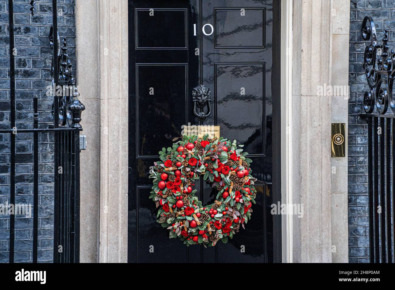 LONDON,UK. 1 December 2021.  A Christmas wreath is place on the door to 10 Downing Street Credit: amer ghazzal/Alamy Live News Stock Photo