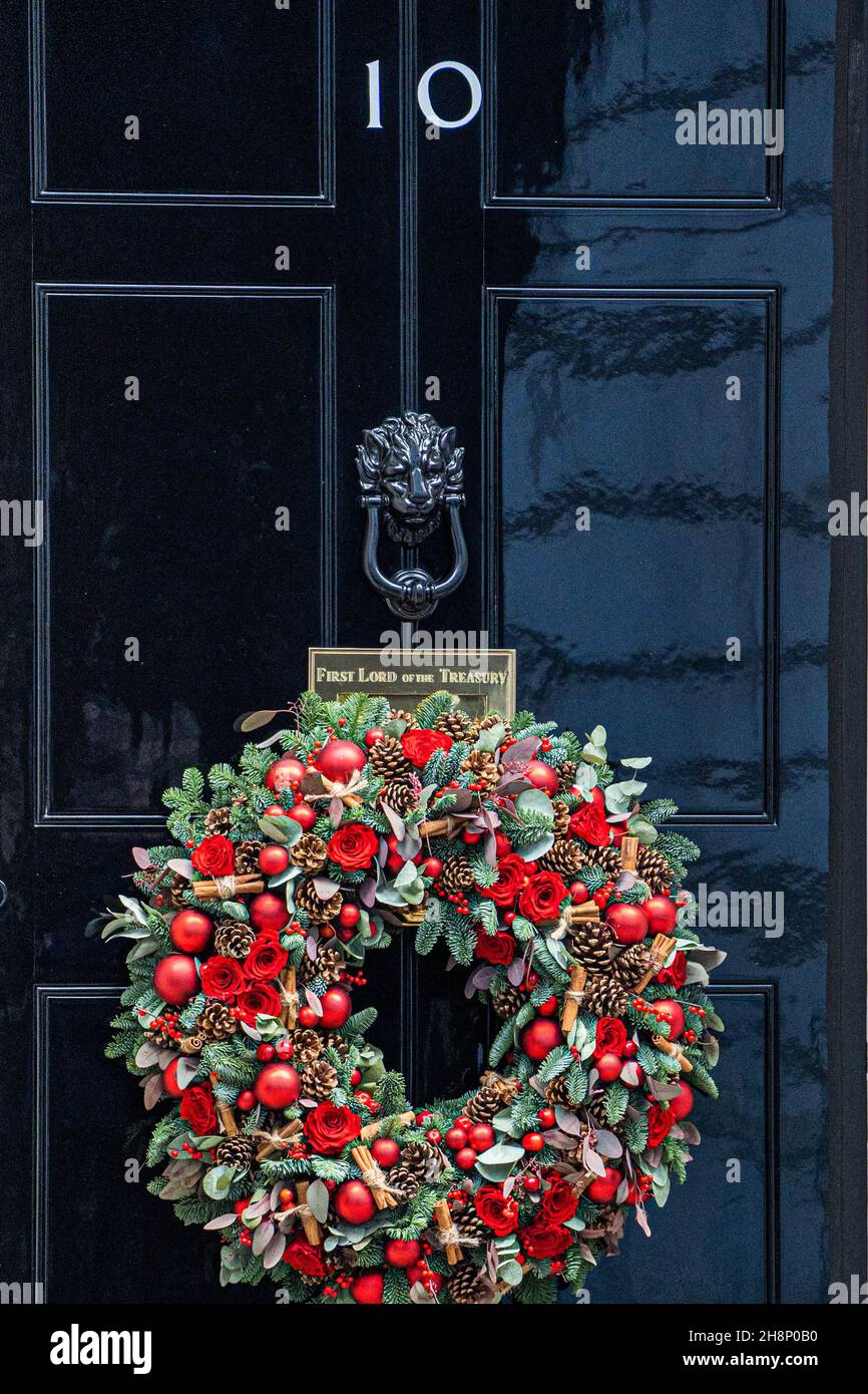 LONDON,UK. 1 December 2021.  A Christmas wreath is place on the door to 10 Downing Street Credit: amer ghazzal/Alamy Live News Stock Photo