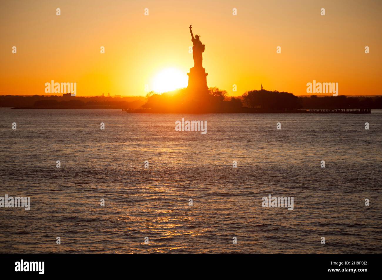 Sunset behind The statue of Liberty Stock Photo Alamy