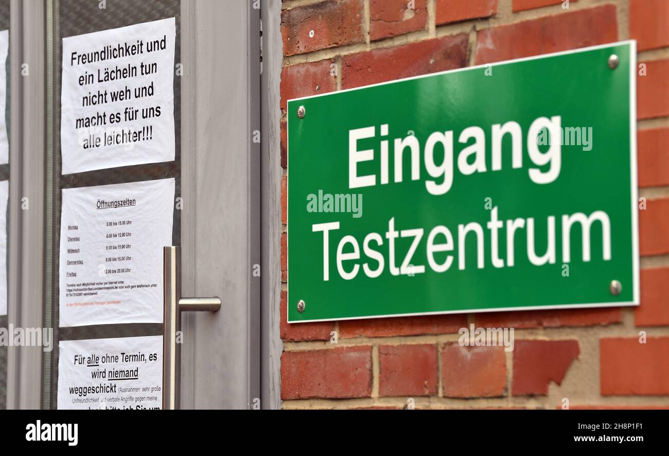 Thuringia, Pößneck: 01 December 2021,  'Kindness and a smile don't hurt and makes it easier for all of us!!!' is written on a note at the entrance to the test centre in Pößneck (Saale-Orla district). On December 1, eleven counties in the Free State reported an incidence of over 1000. The corona infection rate statewide is highest in the Saale-Orla district. Photo: Martin Schutt/dpa-Zentralbild/dpa Stock Photo