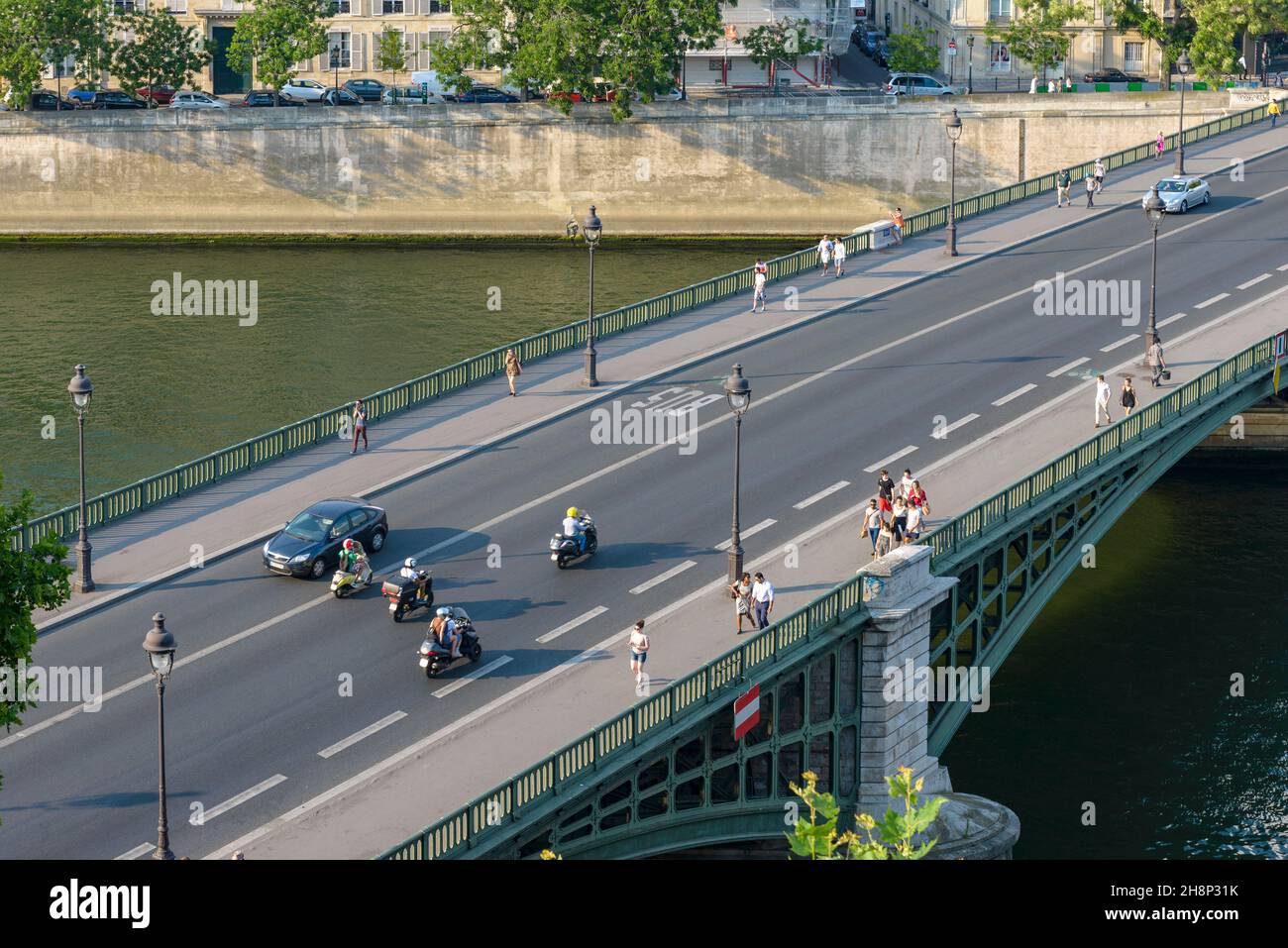pont de Sully sur la Seine. Paris Stock Photo