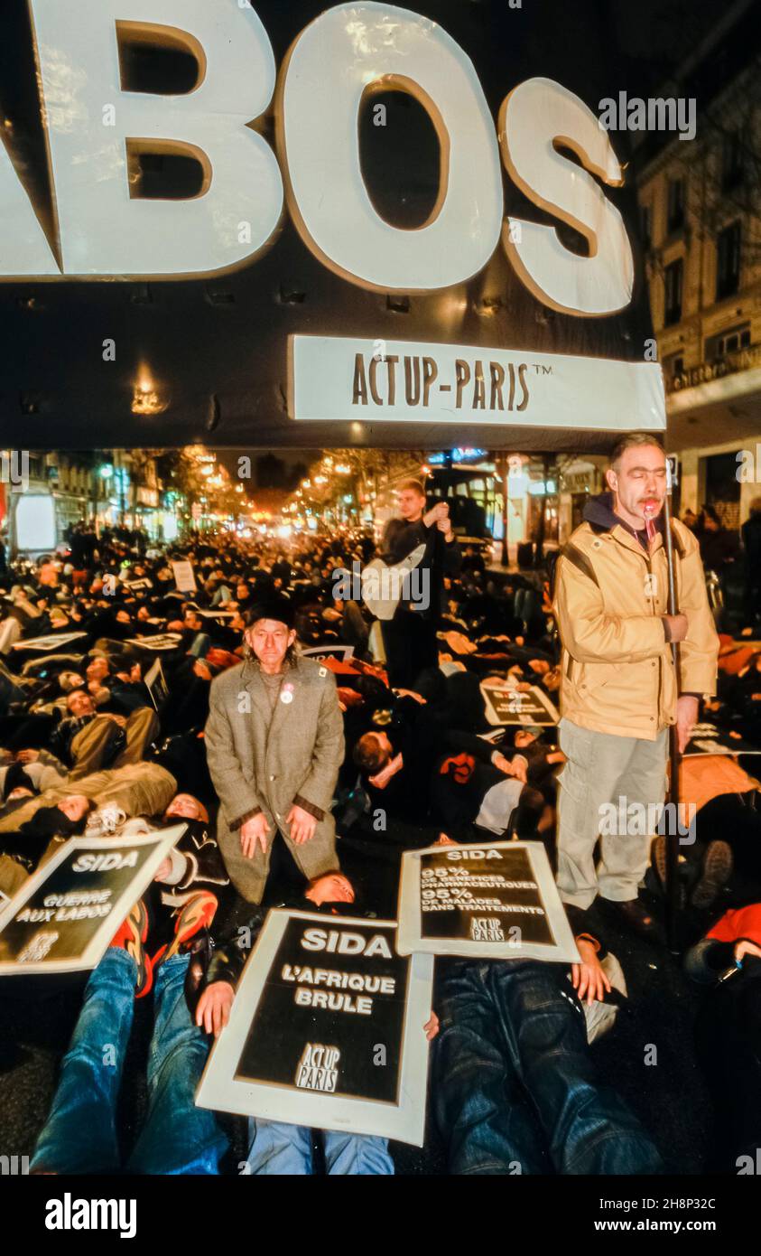 Paris, France, Crowd AIDS Activists Act Up Paris NGO Marching World AIDS Day, Dec. 1,  Anti Big Pharma Slogans, 1999 'Guerre aux labos' Stock Photo