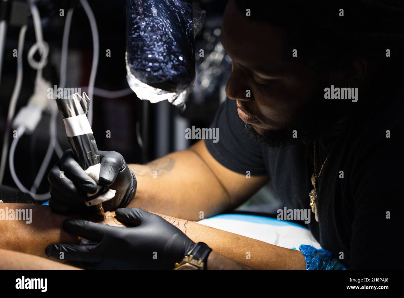Artist tattooing african hi-res stock photography and images - Alamy