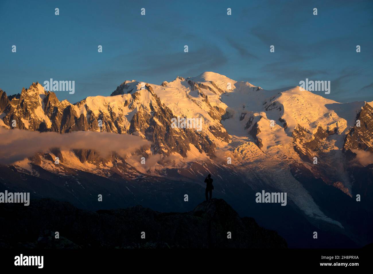 Grandioses Alpenglühen in den französischen Alpen beim Mont Blanc, dem höchsten Berg Europas Stock Photo