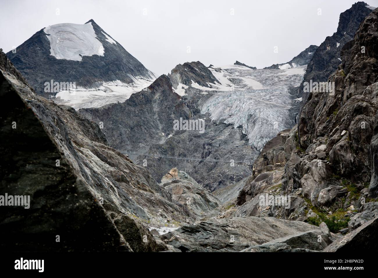 Der Gletscherfluss Torrent de Corbassiere im wilden Val de Bagnes, Wallis, Schweiz Stock Photo