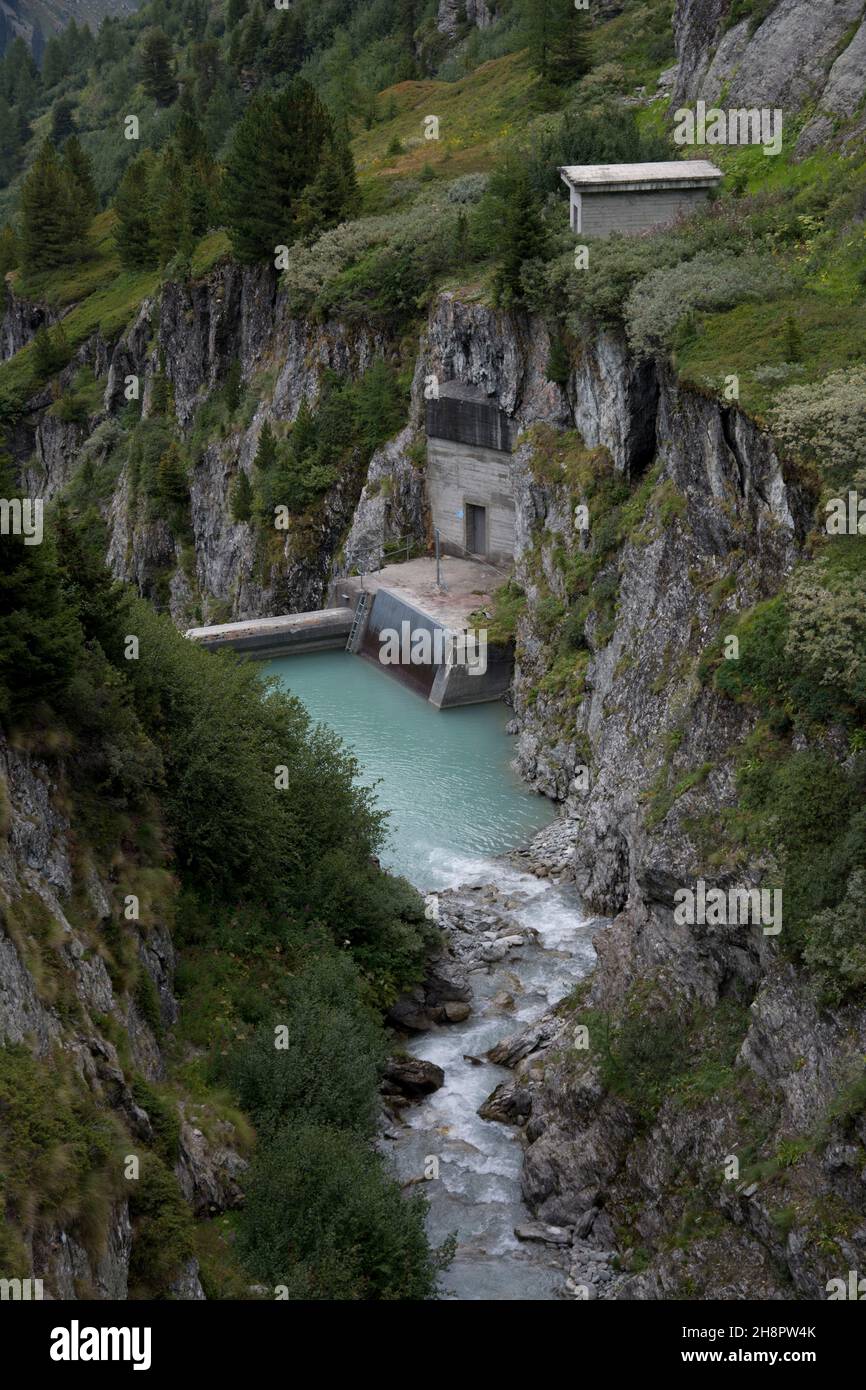 Der Gletscherfluss Torrent de Corbassiere im wilden Val de Bagnes, Wallis, Schweiz Stock Photo