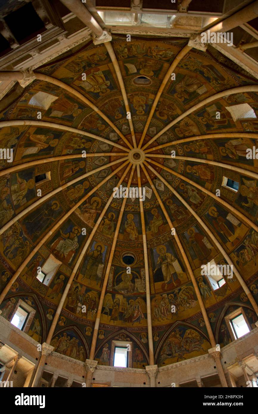 Im Innern des berühmtes Baptisteriums von Parma Stock Photo