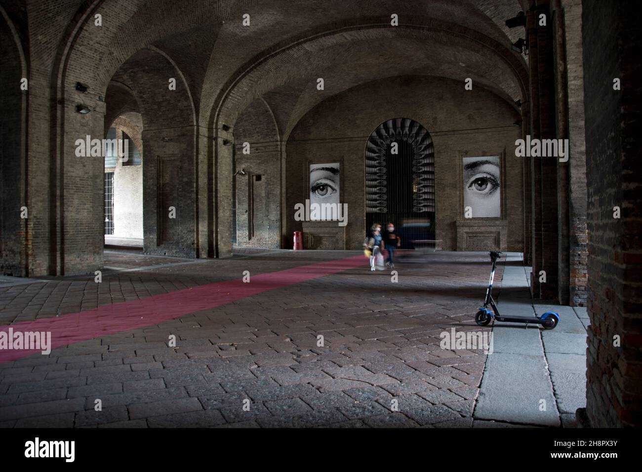 Markante Damenaugen im Eingangsbereich des Palazzo della Pilotta in Parma Stock Photo