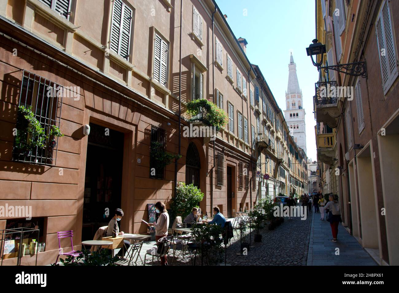 Belebte Gasse in der Altstadt von Modena Stock Photo