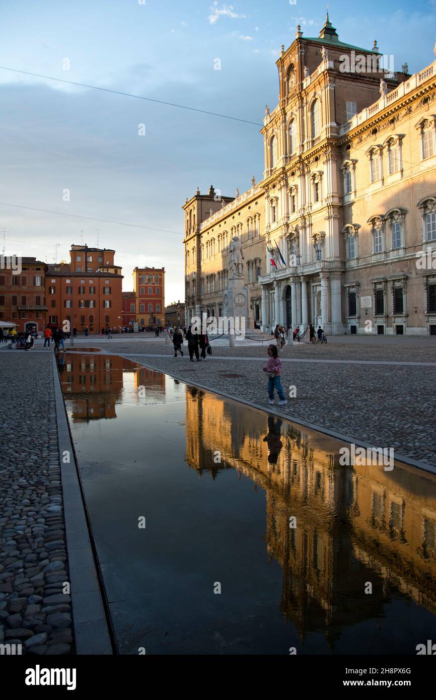 Der Palazzo Ducale in Modena wird von den letzten Sonnenstrahlen beleuchtet Stock Photo