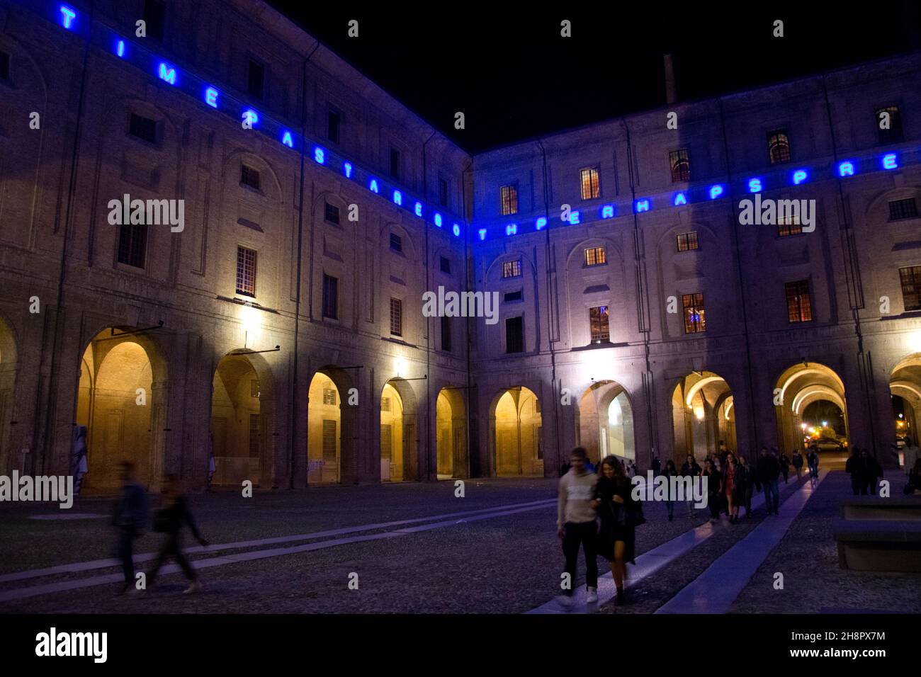 Nächtliche Ausgangsstimmung beim Palazzo della Pilotta in Parma Stock Photo