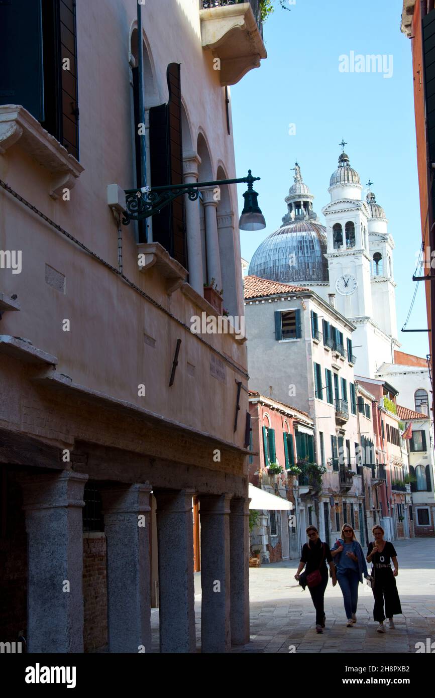 Enge Gassen in der Altstadt Venedigs Stock Photo