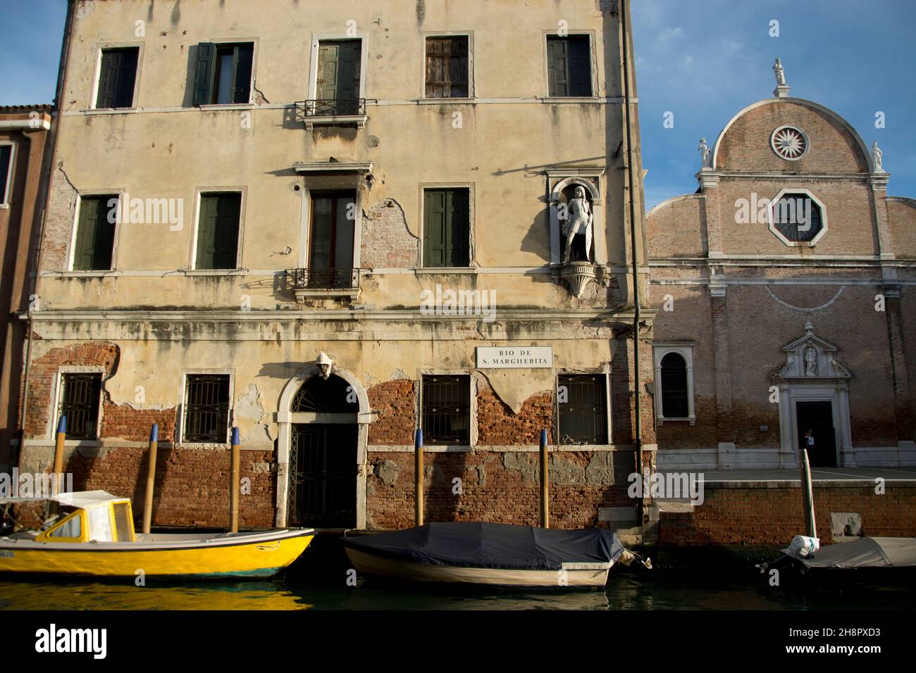 Verwitterte Gebäude mit bröckelnder Fassade in Venedig Stock Photo
