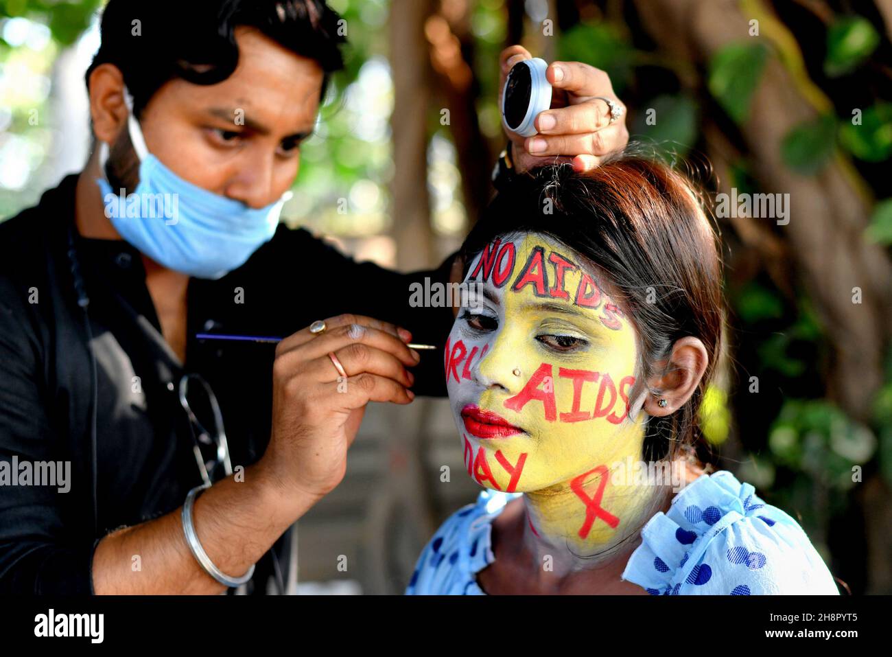 Kolkata, India. 01st Dec, 2021. An artist seen face painting a young ...