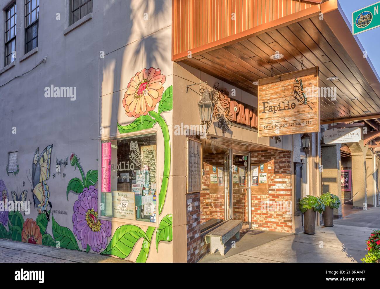 Street art and shops in downtown Mount Dora, Florida Stock Photo Alamy
