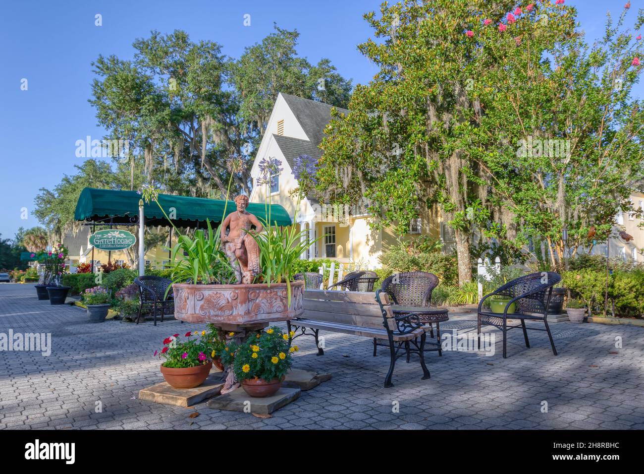 Lakeside inn courtyard in Mount Dora, Florida Stock Photo