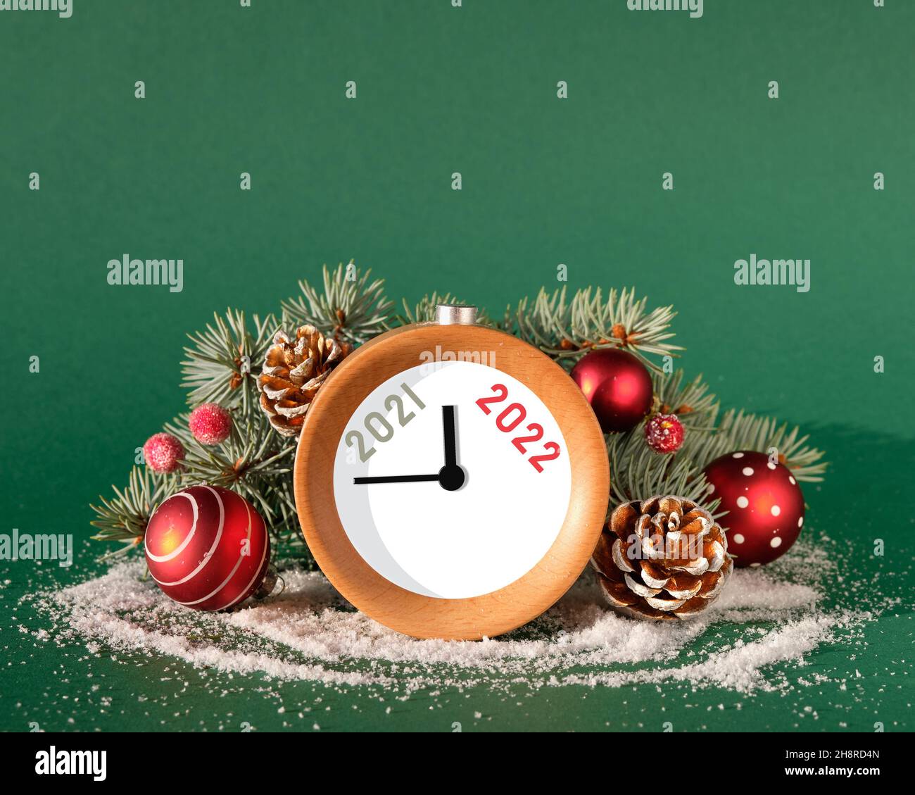 Christmas 2022 Clock Countdown Countdown To Midnight. Wood Alarm Clock With New Year 2022. Red Baubles,  Berries, Fir Twigs On Green Stock Photo - Alamy