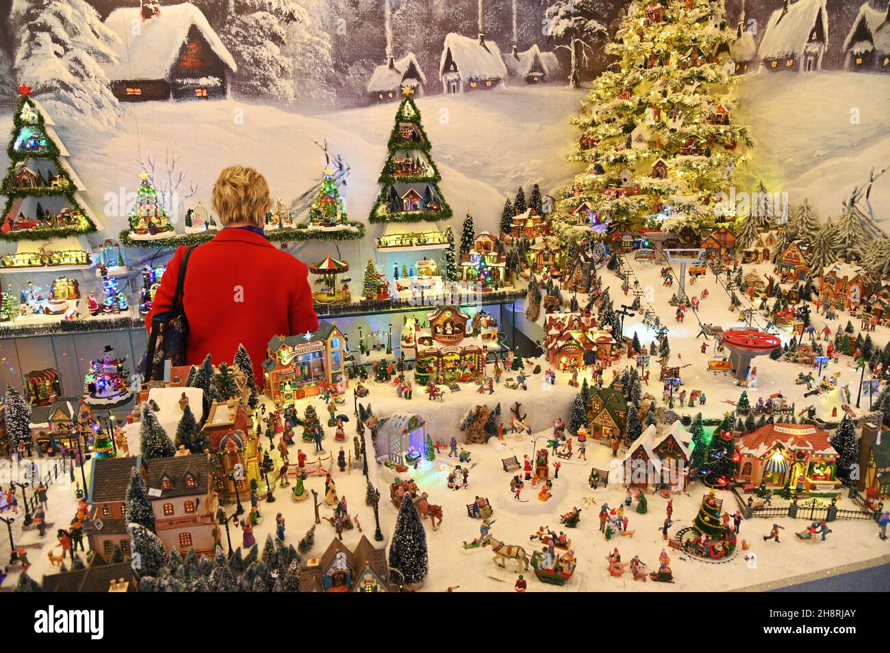 November 20 2022 Pinehurst Village Christmas Tree Lighting Page 7 - Christmas Village Display High Resolution Stock Photography And  Images - Alamy