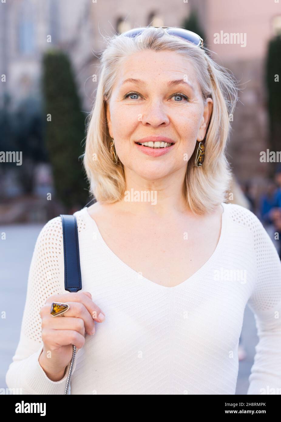 Stylish mature woman alone hi-res stock photography and images - Alamy