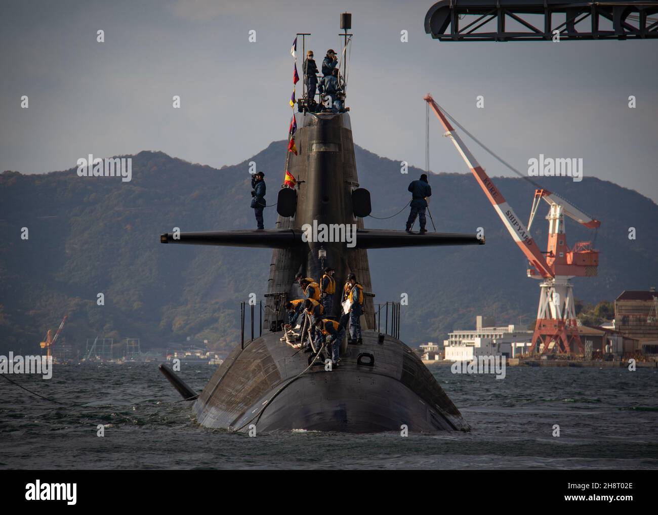 KURE, Japan (Nov. 25, 2021) The Soryu-class submarine JS Sekiryu (SS 508) departs from alongside the Emory S. Land-class submarine tender USS Frank Cable (AS 40) Nov. 25. Frank Cable is moored at the JMSDF Kure Naval Base, Japan, as part of their patrol conducting expeditionary maintenance and logistics in support of national security in the U.S. 7th Fleet area of operations.(U.S. Navy photo by Mass Communication Specialist 2nd Class Chase Stephens/Released) Stock Photo