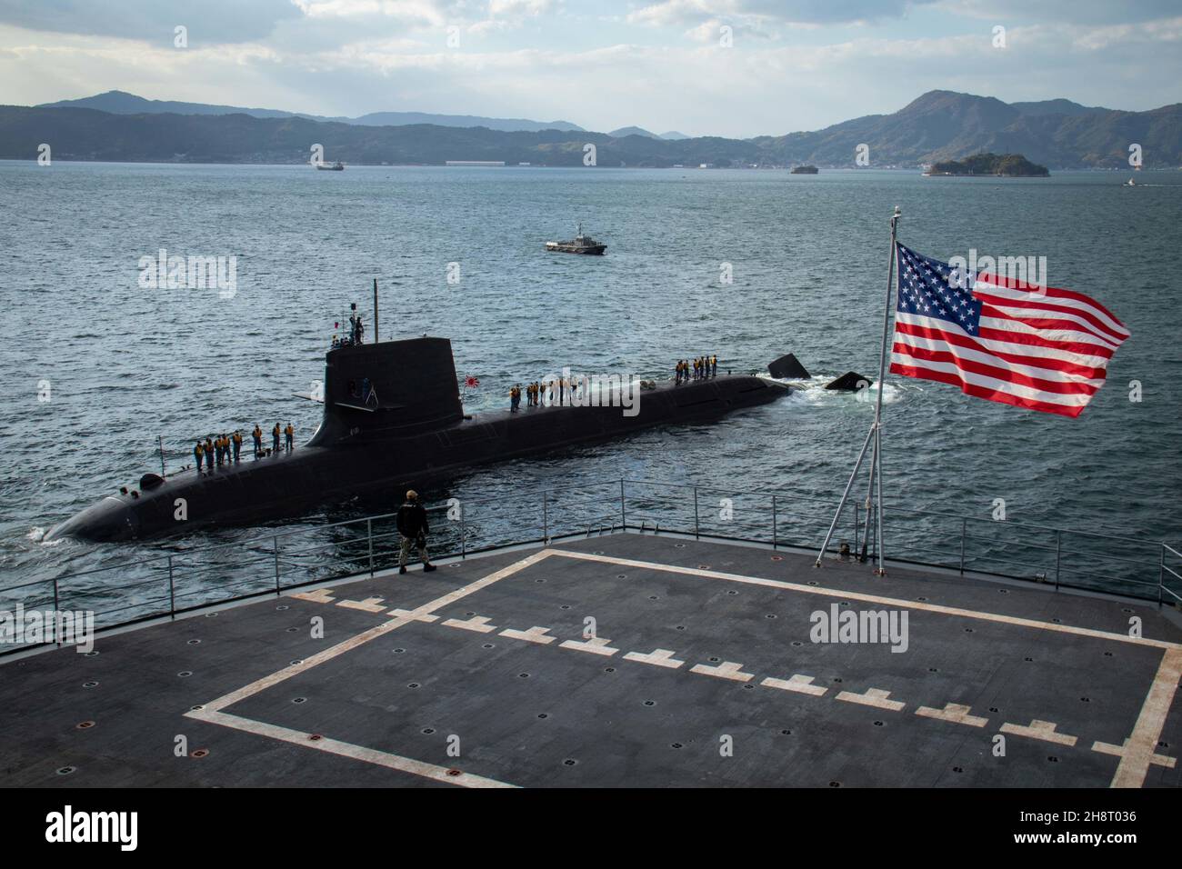 KURE, Japan (Nov. 25, 2021) The Japan Maritime Self-Defense Force Soryu-class submarine JS Sekiryu (SS 508) departs from alongside the Emory S. Land-class submarine tender USS Frank Cable (AS 40) during a refueling lineup exercise, Nov. 25. Frank Cable is moored at the JMSDF Kure Naval Base, Japan, as part of their patrol conducting expeditionary maintenance and logistics in support of national security in the U.S. 7th Fleet area of operations. ( (U.S. Navy photo by Mass Communication Specialist 1st Class Jonathan B. Trejo/Released) Stock Photo