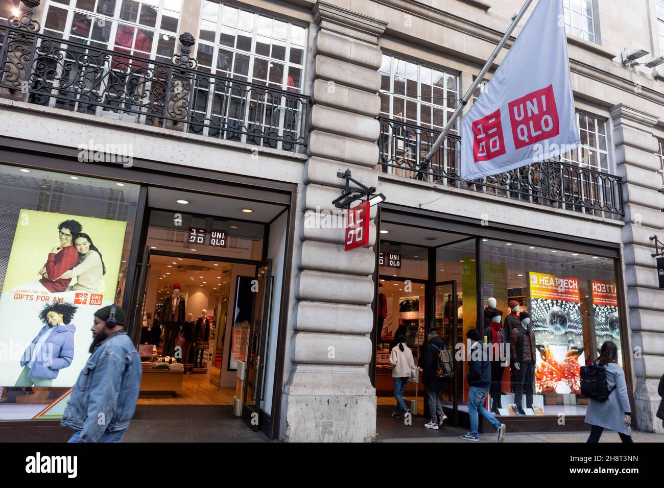 Uniqlo london store hi-res stock photography and images - Alamy