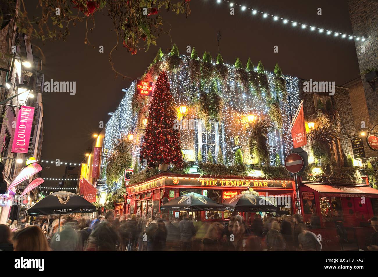 Dublin, Ireland - November 13. 2021: Beautiful festive wide angle view of  The Temple Bar decorated for Christmas in the evening. The famous Irish pub  Stock Photo - Alamy, image size:1300x954