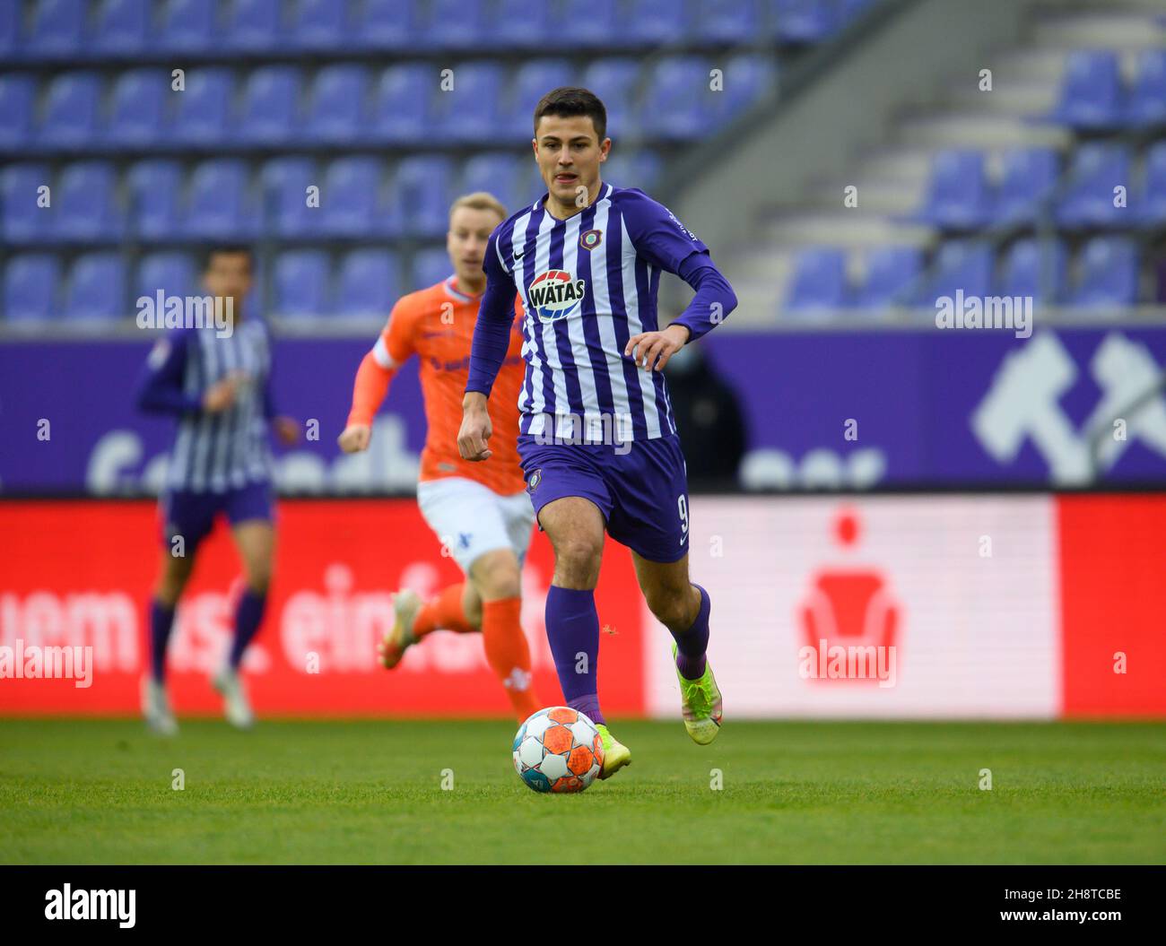 Aue, Germany. 27th Nov, 2021. Football: 2. Bundesliga, FC Erzgebirge Aue - SV Darmstadt 98, Matchday 15, Erzgebirgsstadion. Aue's Antonio Jonjic plays the ball. Credit: Robert Michael/dpa-Zentralbild/dpa/Alamy Live News Stock Photo