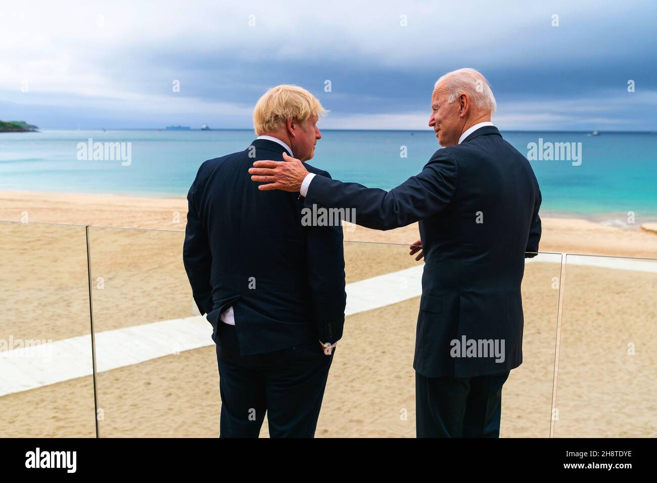 CARBIS BAY, CORNWALL, ENGLAND, UK - 10 June 2021 - US President Joe Biden talks with British Prime Minister Boris Johnson on Thursday, June 10, 2021, Stock Photo