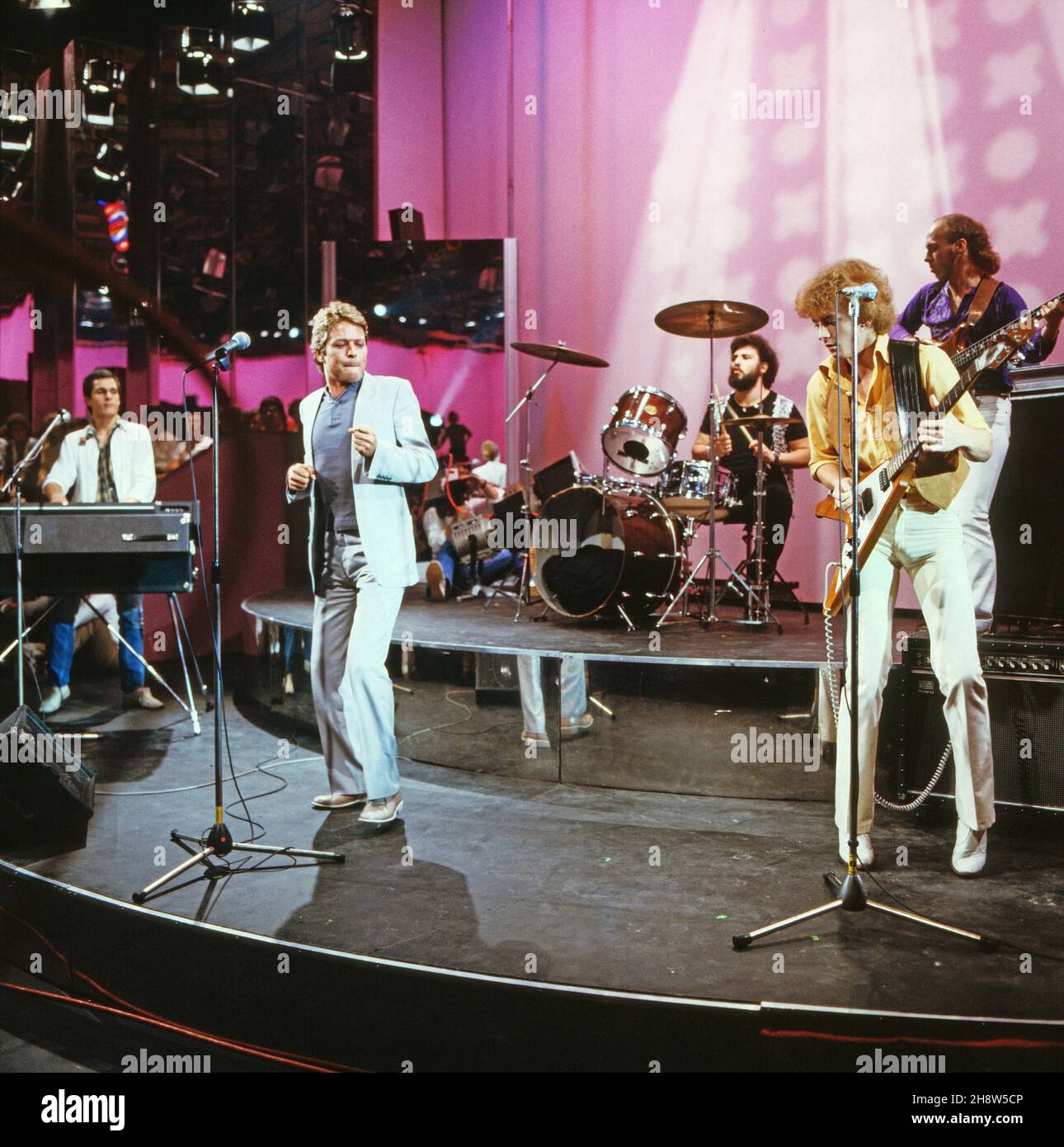 Robert Palmer, britischer Musiker und Sänger, bei einem Auftritt mit