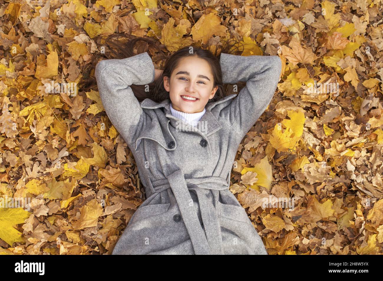 Top view portrait of young beautiful woman lying in autumn leaves Stock ...