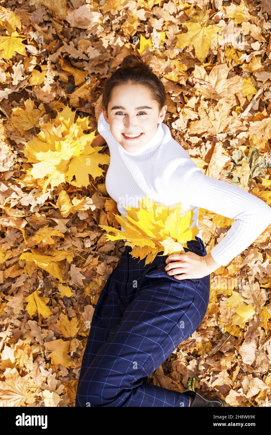 Top view portrait of young beautiful woman lying in autumn leaves Stock ...