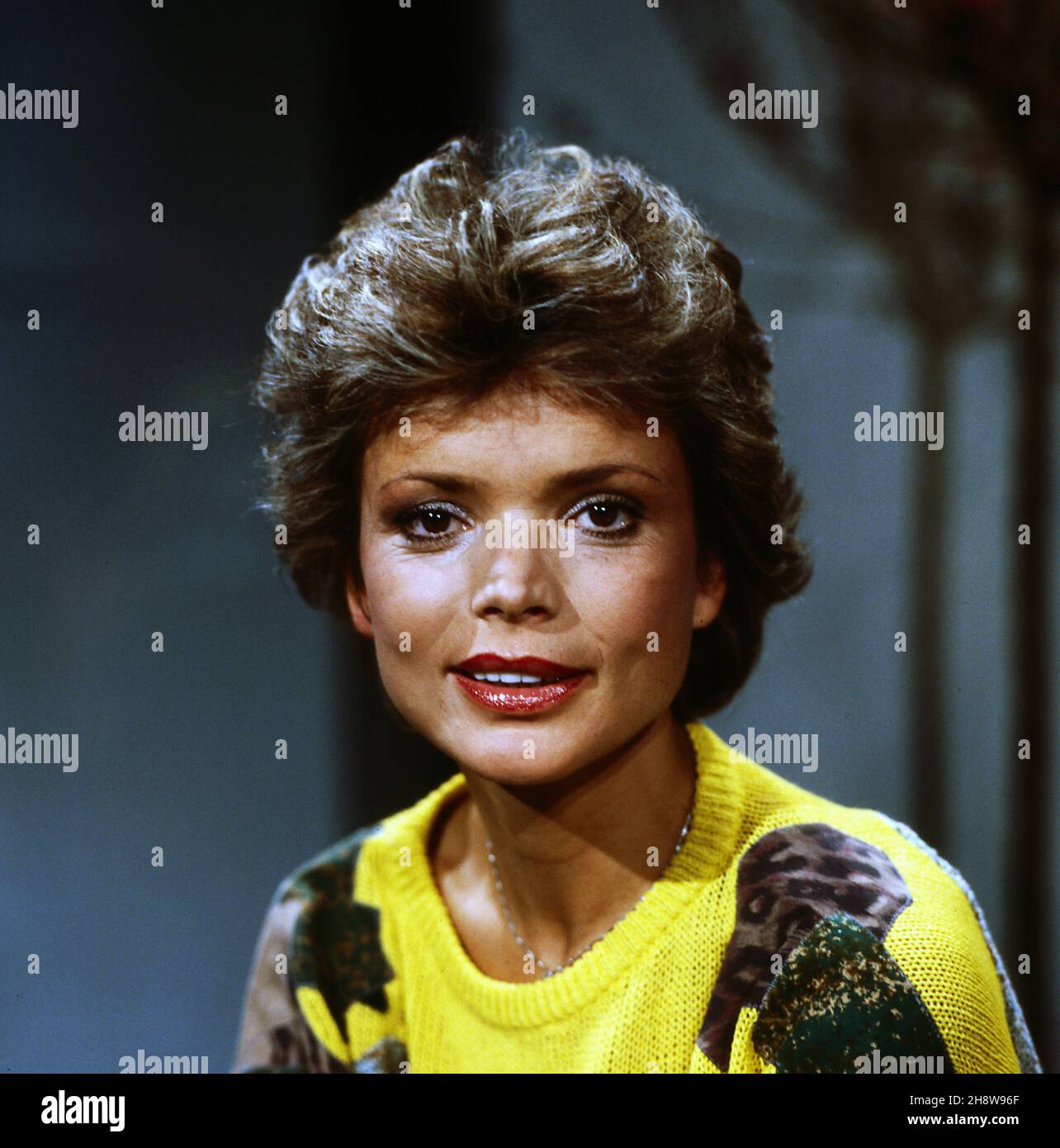 Uschi Glas, deutsche Schauspielerin, in der Fernsehserie "Schwabinger  Basar", Deutschland 1980. German actress Uschi Glas at the German TV series  "Schwabinger Basar", Germany 1980 Stock Photo - Alamy