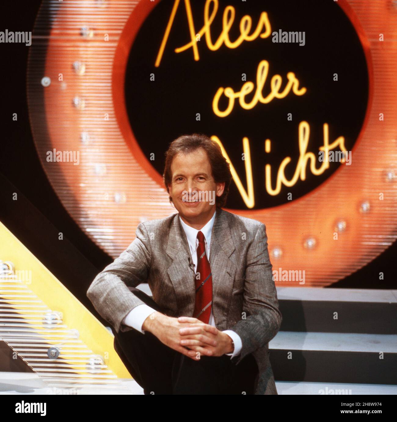 Max Schautzer, deutscher Moderator, in den Kulissen seiner Show 'Alles oder Nichts', Deutschland 1986. German TV presenter Max Schautzer on the set of his show 'Alles oder Nichts', Germany 1986. Stock Photo