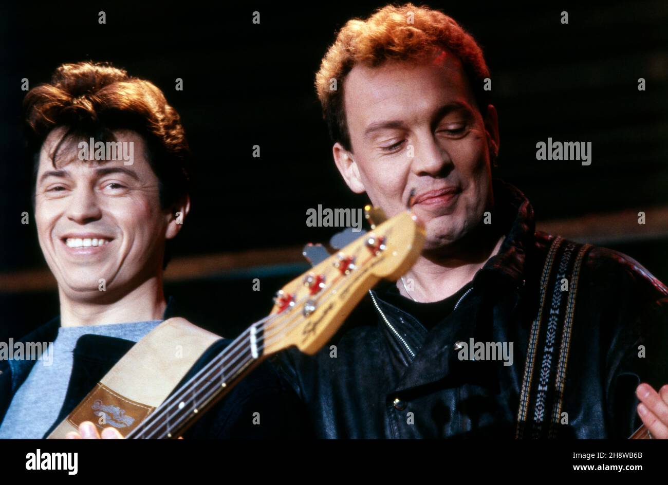 Spider Murphy Gang, Münchner Rock 'n' Roll Band, Sänger Günther Sigl und Gitarrist Barny Murphy, 1983. Spider Murphy Gang, Munich Rock 'n' Roll band, singer Guenther Sigl and guitarist Barny Murphy, 1983. Stock Photo