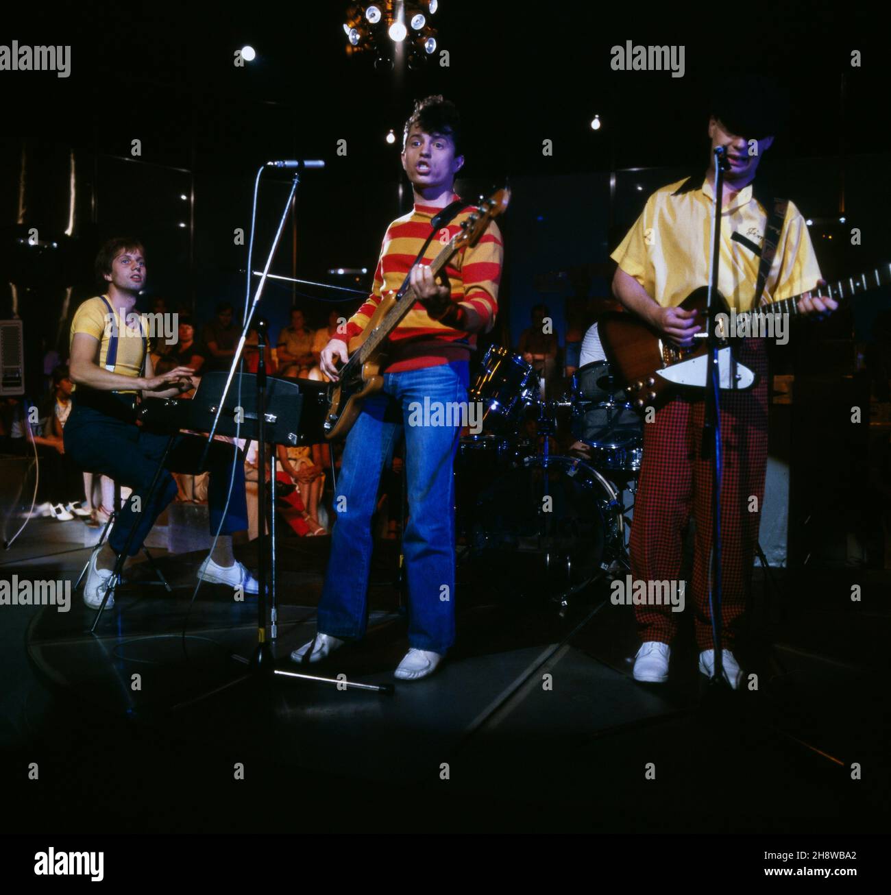 Spider Murphy Gang, Münchner Rock 'n' Roll Band mit Sänger Günther Sigl bei einem TV Auftritt, 1980. Spider Murphy Gang, Munich Rock 'n' Roll band with singer Guenther Sigl, TV performance 1980. Stock Photo