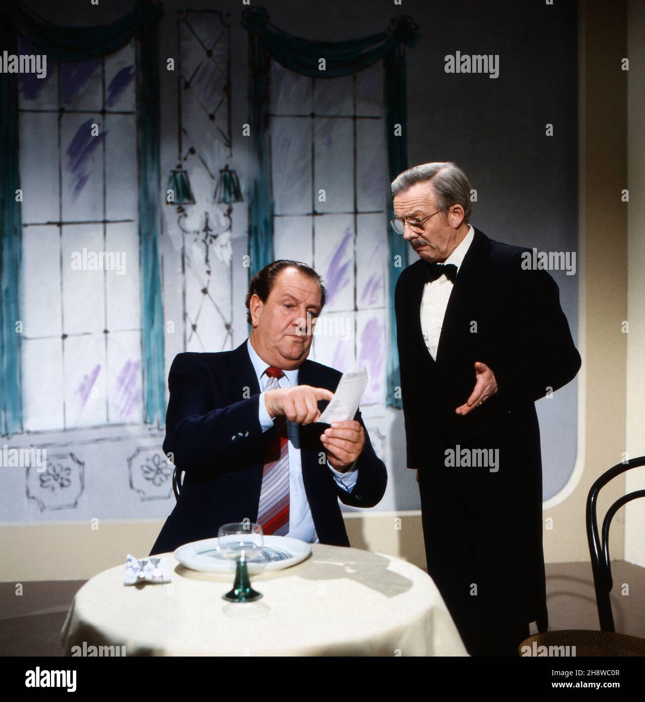 Ein Wort aus Musik, Rateshow, Deutschland 1981 - 1984, Moderator Heinz Eckner (links) in einem Sketch mit Hans Jürgen Diedrich im Restaurant Stock Photo