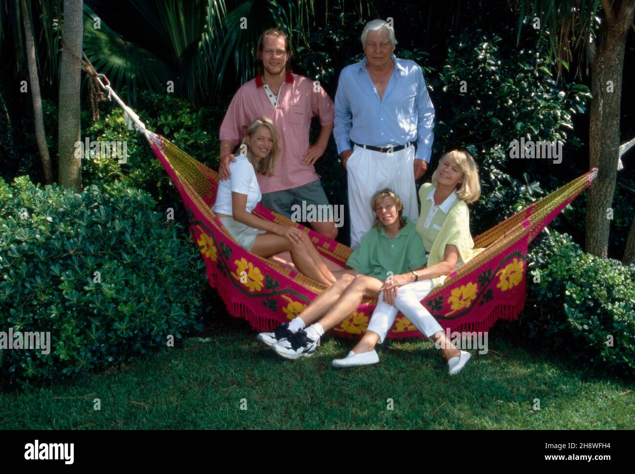 Gunter Sachs mit Ehefrau Mirja, Sohn Carl Alexander und Sohn Christian Gunnar mit dessen Freundin im Anwesen in St. Tropez, Frankreich 1990er Jahre. Gunter Sachs, his wife Mirja with son Carl Alexander and son Christian Gunnar with his girlfriend at St. Tropez, France 1999s. Stock Photo