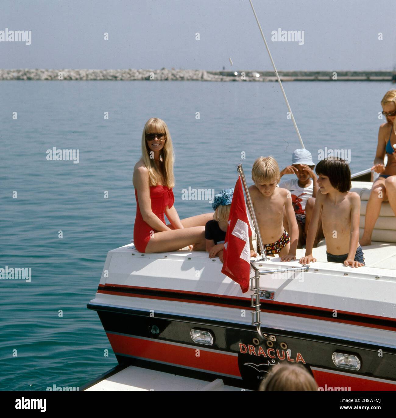 Mirja Larson, Ehefrau von Unternehmer Gunter Sachs, mit Sohn Christian Gunnar und dessen Freunden im Urlaub, ca. 1974. Mirja Larson, wife of entrepreneur Gunter Sachs, with their son Christian Gunnar an his friends on vacation, approx. 1974. Stock Photo