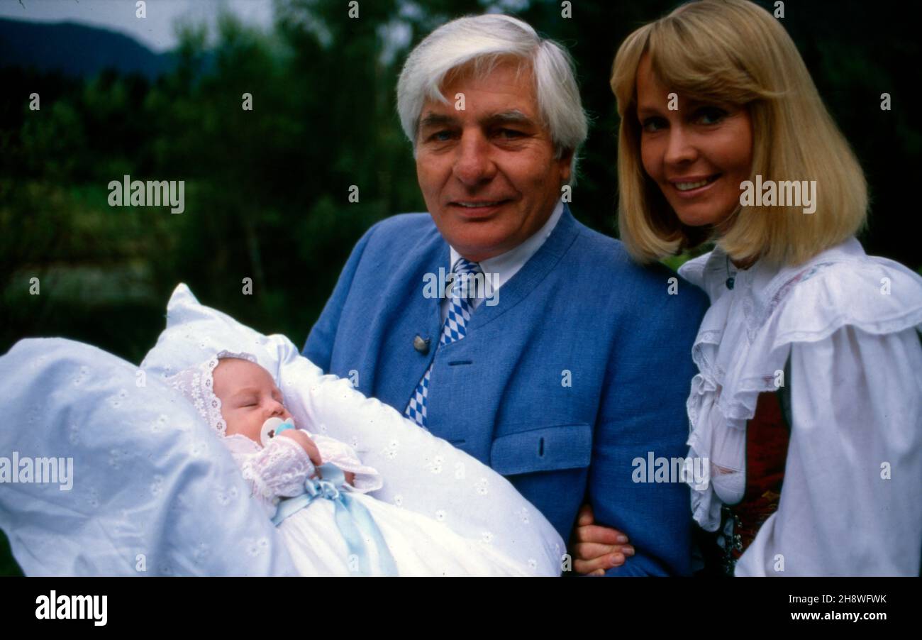 Gunter und Mirja Sachs bei der Taufe von Sohn Carl Alexander, Deutschland um 1980. Gunter and Mirja Sachs at the christening of son Carl Alexander, Germany around 1980. Stock Photo