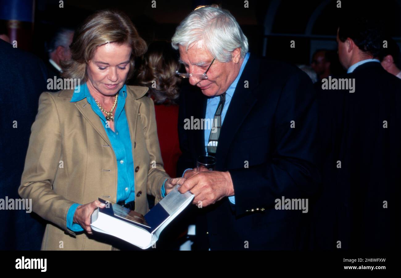 Gunter Sachs bei einer Buch-Signierstunde, um 1999. Gunter Sachs at a book autograph session, around 1999. Stock Photo