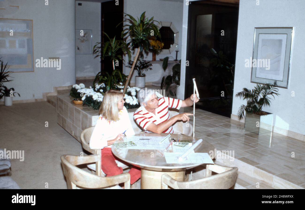 Gunter und Mirja Sachs planen zusätzliche Inneneinrichtung im Anwesen in Marbella, Spanien um 1990. Gunter and Mirja Sachs planning additional interior for their residence at Marbella, Spain around 1990. Stock Photo