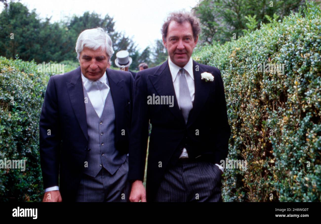 Gunter Sachs (links) als Gast bei einer Adelshochzeit, Deutschland um 1985. Gunter Sachs (left) attending a marriag of nobility, Germany around 1985. Stock Photo