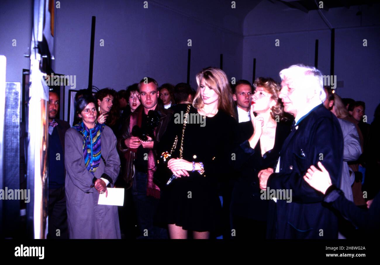 Gunter Sachs und Claudia Schiffe besuchen eine Fotoausstellung, um 1993. Gunter Sachs and Claudia Schiffer attending a photo art exhibition, around 1993. Stock Photo