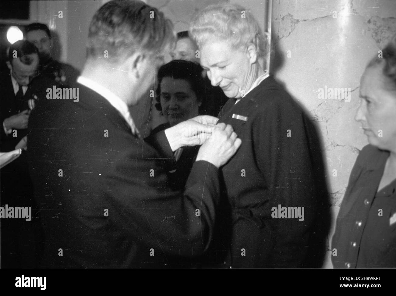 Warszawa, 1946-05-09. Uroczystoœæ wrêczenia Medalu Zwyciêstwa i Wolnoœci 1945, ustanowionego dekretem Rady Ministrów zatwierdzonym przez KRN z dnia 26 paŸdziernika 1945 roku. Z okazji pierwszej rocznicy zakoñczenia II wojny œwiatowej Edward Osóbka-Morawski dekoruje medalem osoby, które przyczyni³y siê do zwyciêstwa nad faszyzmem hitlerowskim w okresie wojny 1939-1945. po/gr  PAP/Karol Szczeciñski      Warsaw, May 9, 1946. The ceremony of granting the 1945 Victory and Freedom Medal, established by a decree of the Council of Ministers and approved by the Polish National Council KRN on October 26 Stock Photo