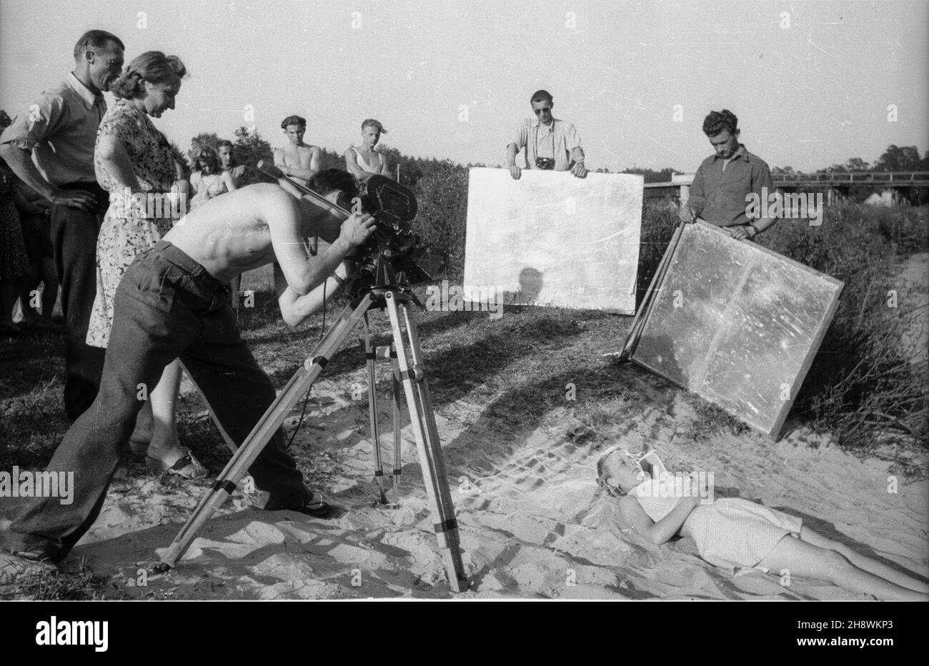 Polska, 1946. Ekipa Polskiej Kroniki Filmowej (PKF) podczas realizacji zdjêæ nad rzek¹ Œwider na Mazowszu. mw PAP/Stanis³aw Urbanowicz Dok³adny miesi¹c i dzieñ wydarzenia nieustalone. Poland, 1946. A Polish Newsreel team filming on the Swider river in Mazovia. mw PAP/Stanislaw Urbanowicz Stock Photo