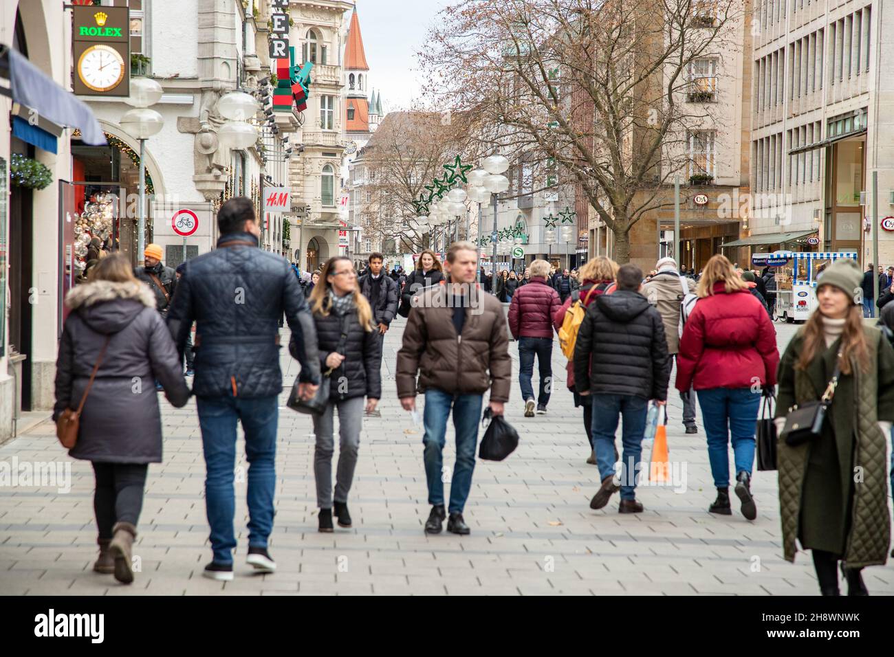 People in the pedestrian zone of Munich, Germany go shopping while Christmas spirit is beginning to thrive on December 2, 2021. The designated German chancellor Olaf Scholz (SPD) declared to be favorable to a general mandatory vaccination. (Photo by Alexander Pohl/Sipa USA) Stock Photo