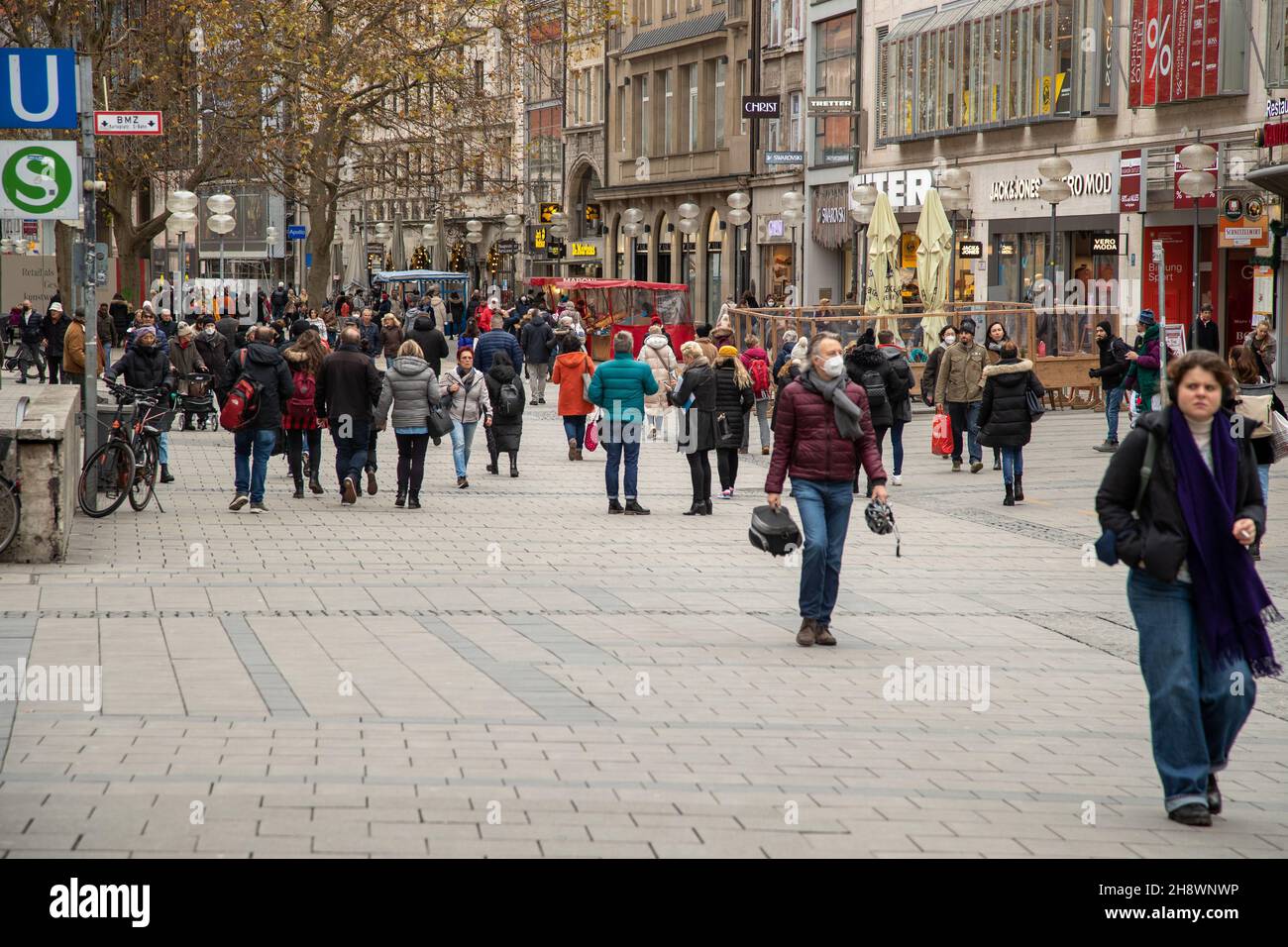 People in the pedestrian zone of Munich, Germany go shopping while Christmas spirit is beginning to thrive on December 2, 2021. The designated German chancellor Olaf Scholz (SPD) declared to be favorable to a general mandatory vaccination. (Photo by Alexander Pohl/Sipa USA) Stock Photo